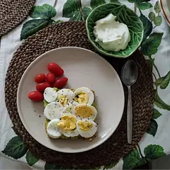 I did the boiled egg version and added some lemon juice instead of vinegar, as well as a bit of minced garlic and aleppo chili flakes (aka pul biber); served with some cherry tomatoes and skyr on the side - seriously good.
