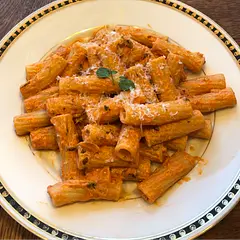 Just amazing! As recommended in the other reviews I have put more tomato and 1 onions, and it was crazy delicious 🤤 (and took me just 10min^^)