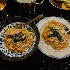 It's amazing and easy to make! 😋 I added some crispy sage and garlic as a garnish 😁