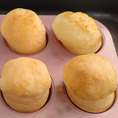 In Brazil northeast, the tapioca flour is normally hydrated, so you need to put more flour (grams). I put more 5 soup spoons. Probably the dry flour is named "fecula de mandioca" here.