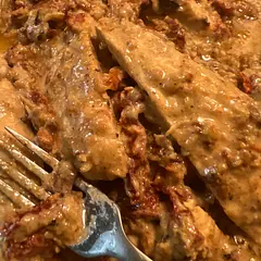 I made it with 6 pieces of bacon a bag of sun dried tomatoes and 6 chicken breast! It taste great even my 1yr old daughter and 2yr old son loved it 😍 