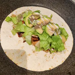 Love it!! Instead of mozzarella i did some parmesan shavings and it's delicious 🤤 
Cooked the chicken with some paprika, salt, pepper, hot sauce and a bit of lemon juice