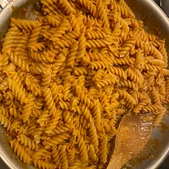 Quick and easy to make! I added some pepper flakes to make it a bit spicy. This is definitely going to be one of my pasta staples! 😎