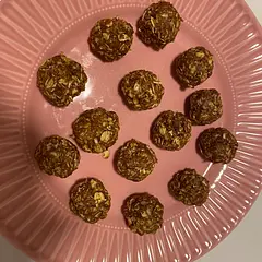 A very easy and healty snack for when you have cravings! I added one tablespoon of cocapowder to make it more chocolaty. Also switched the maple syrup to normal syrup. 
