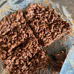 This recipe was really good! My rice crips did stay crispy, even after a day. If you aren’t a fan of peanut putter then don’t worry, It didn’t taste like that, just chocolate 🍫