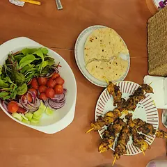 An excellent recipe for shawarma or doner kebab. Intense and great seasoning, easy to do and well explained. The thighs are an excellent cut for the dish. I will definitely do it often.