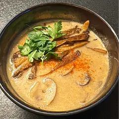 Great mushroom soup recipe. Spiced it up with a bit of harissa in the soup, and cayenne on the fried oyster mushrooms 🤌🏽🤌🏽