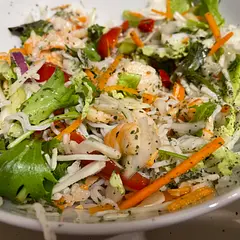 Pflücksalat und Konjaknudeln hinzufügt