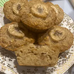 J’ai remplacé la farine classique par un mélange 1:1 semoule de blé fine et amandes râpées - ainsi ils sont plus moelleux et pas secs. Et rajouté dans la pâte quelques dattes écrasées - les gâteaux super bons, sucrés et moelleux! Pour toute la famille ! J’ai aussi fait avec les restes de cette même pâte une gaufre - pas mal du tout et plus rapide :)
