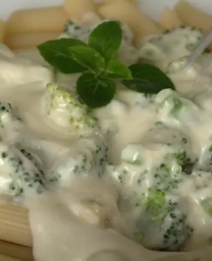 Macarrão ao Molho Branco com Brocólis