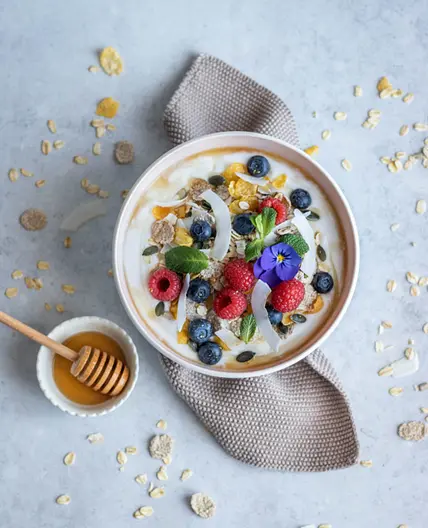 Petit déjeuner Muesli et oeufs brouillés