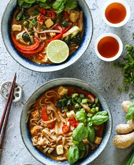 Thai red Noodles with crispy tofu
