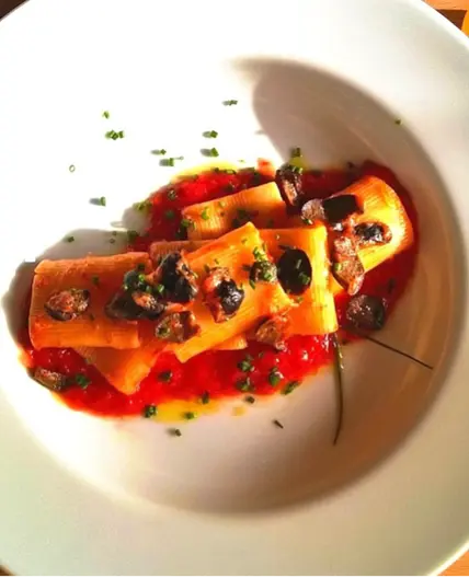 Rigatoni piccanti con ragù di olive nere