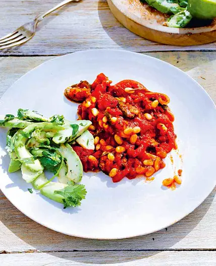 Red pepper, courgette and white bean chilli