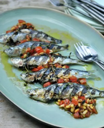 Gegrilde sardines met pijnboompitten en tomaat