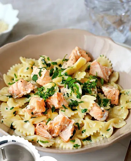 Nudeln mit Lachs und Käse-Kräuter-Sauce