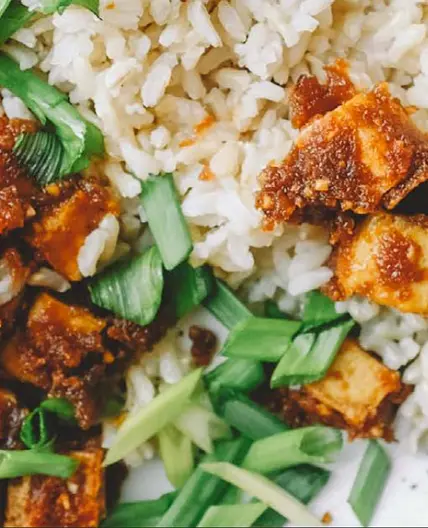 Pikantais zemesriekstu tofu