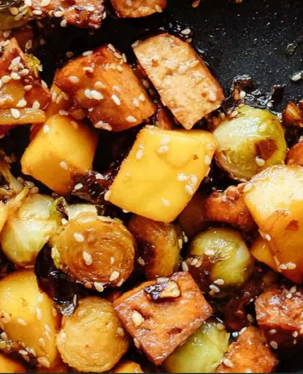 Kvinoja ar marinēto tofu, briseles kāpostiem un mango