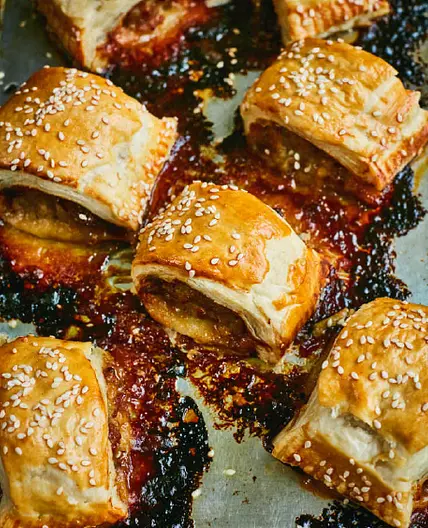 CHEDDAR & CHUTNEY SAUSAGE ROLLS