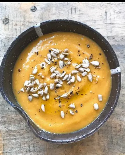 Velouté de carottes, lentilles corail, graines de tournesol et pointe de curry
