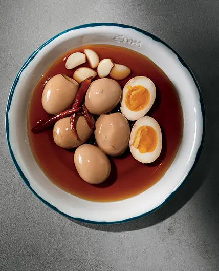 GYERAN JORIM
SOY-MARINATED SEVEN-MINUTE EGGS