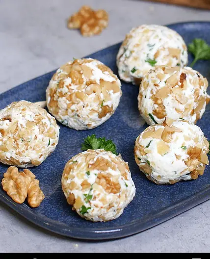 Boulettes de chèvre frais, noix et herbes aromatiques