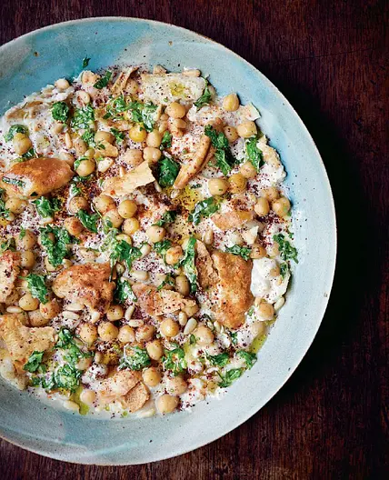 Warm hummus with toasted bread and pine nuts
Fattet hummus