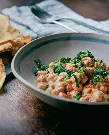 Warm chickpeas with green chile sauce and toasted
pita
Musabaha