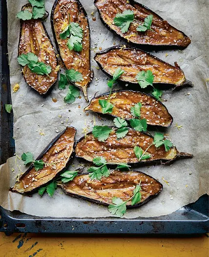 Roasted eggplant with tamarind and cilantro
Batinjan bil tamer hindi