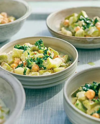 Summer squash and chickpeas cooked in yogurt
Kousa bil laban