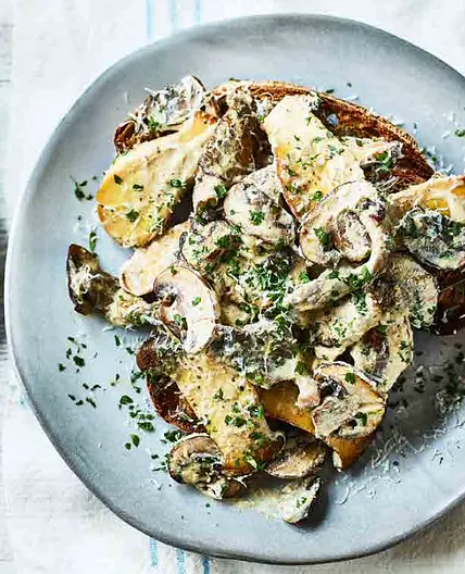 Creamy mushrooms on toast