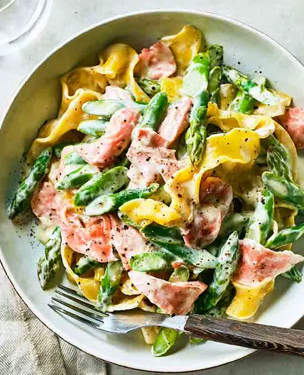 Creamy salmon and aspargus pasta
