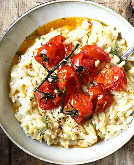 Orzo und Tomaten