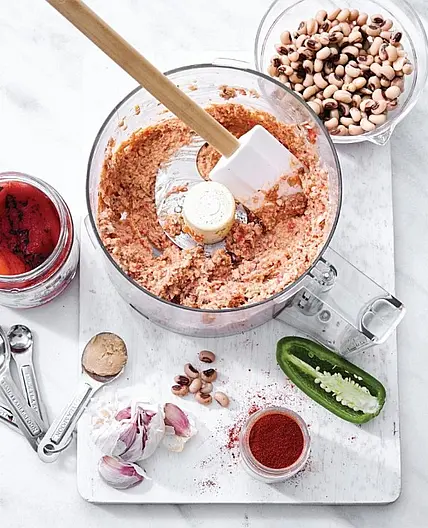 BLACK-EYED PEAS & ROASTED RED PEPPER DIP