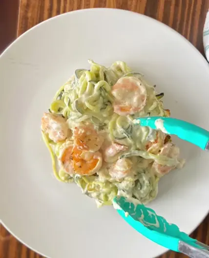 Pasta de calabacín con salsa Keto Alfredo y camarones.