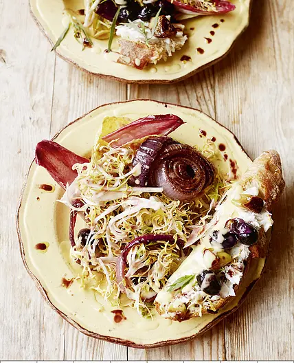 WONDERFUL WARM SALAD SWEET RED ONIONS, ROASTED GRAPES & GOAT’S CHEESE