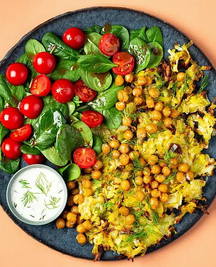 Kartoffel-Lauch-Puffer mit Spinatsalat
