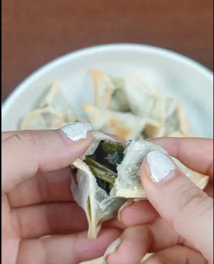 Spinach triangle (fatayer)