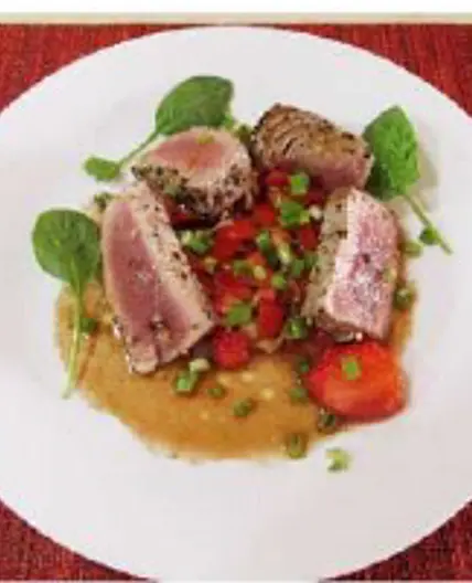 Atun a la pimienta y tartar de tomate