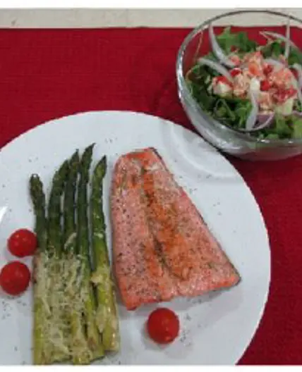 Salmon con esparragos