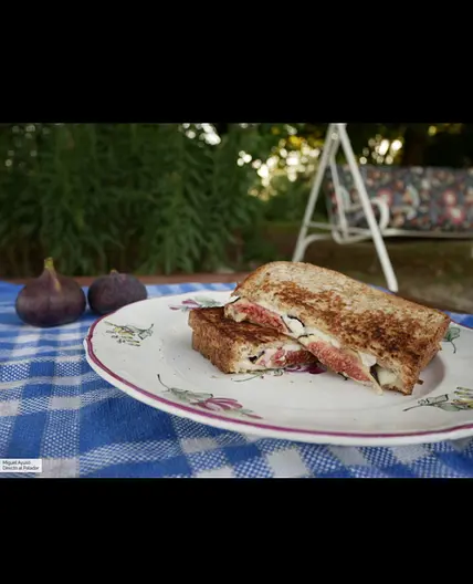 Sandwich de higos, piñones y mozzarella