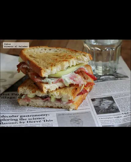 Sandwich de pera, gorgonzola y bacón