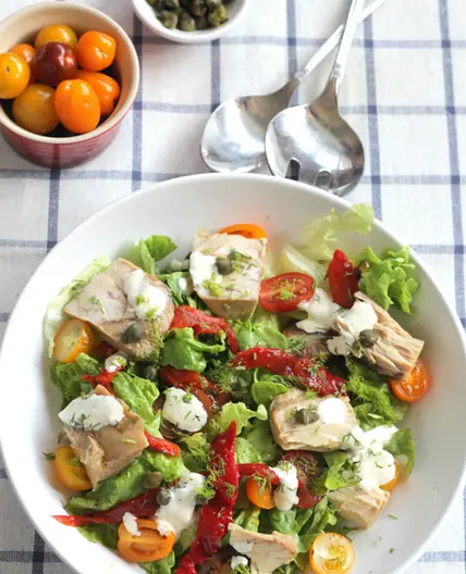 Ensalada de lechuga con escabeche, piquillos y alcaparras con salsa de eneldo