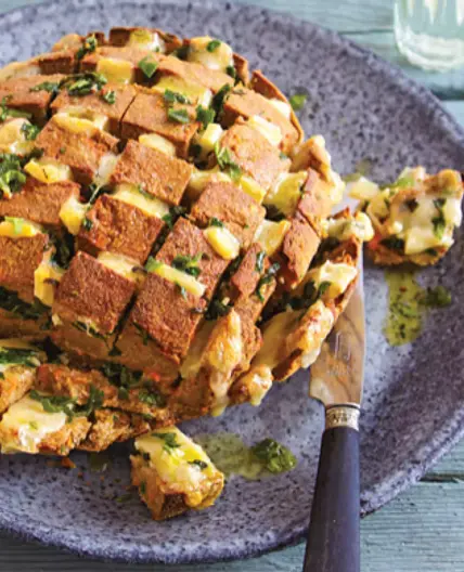 Partybrot mit Käse und Kräuterbutter