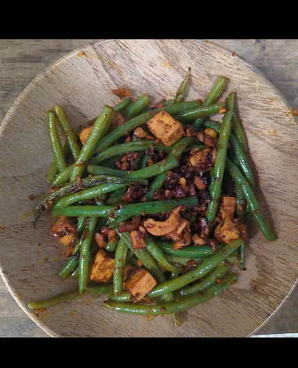 Haricots verts au tofu épicé