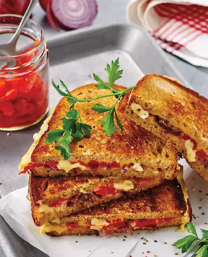 Gebratenes Käsesandwich mit Zwiebeln