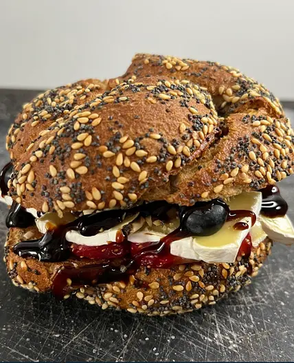 Sommerliches Camembert Sandwich