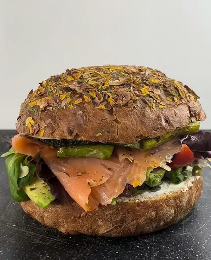 Sommerliches Blumenbrot Sandwich