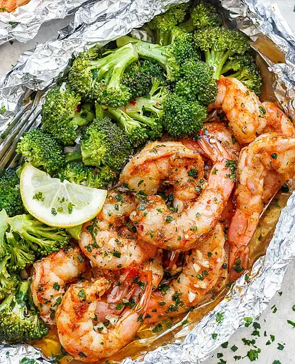 BAKED SHRIMP AND BROCCOLI FOIL PACKS WITH GARLIC LEMON BUTTER SAUCE