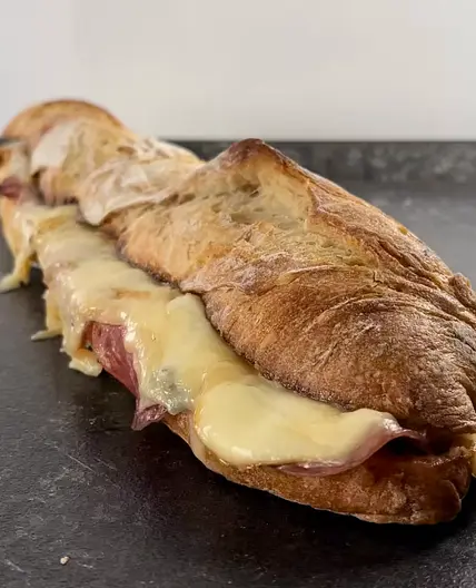 Italienisches quattro formaggi Salami Sandwich